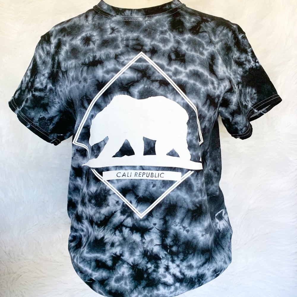 Black and white tye dye Cali Republic shirt.